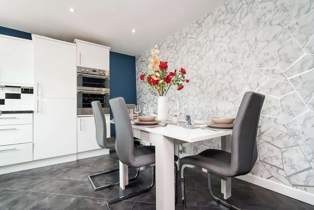 2 Bedroom House-free Parking