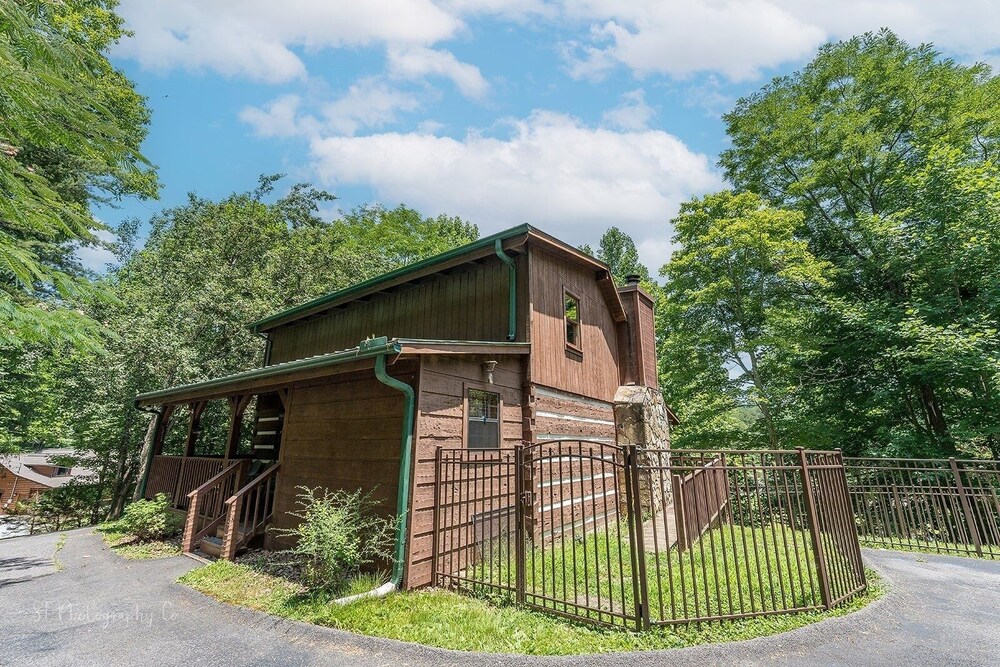 A Slice Of Heaven 2 Bedroom Cabin by RedAwning