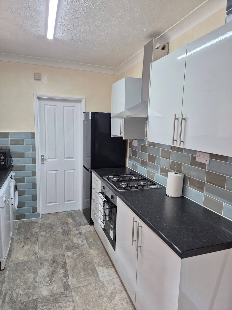 Spacious Large 4BR Home Train Station University