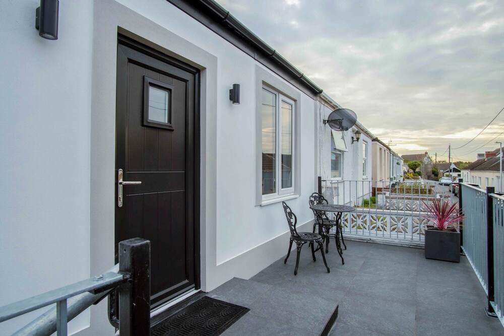 Wiston Street - 2 Bedroom Holiday Home - Pembroke