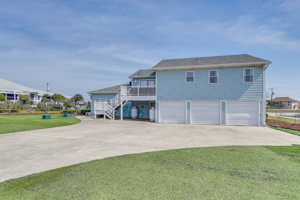 Bright Kitty Hawk Home w/ Hot Tub, Walk to Beach! view 4