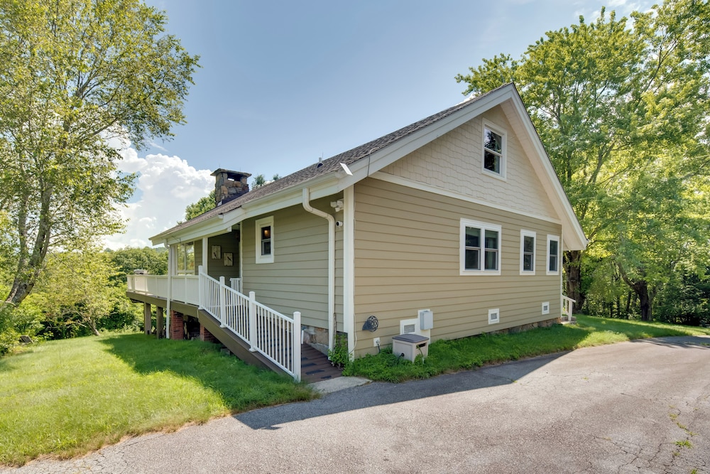 Getaway w/ Guest House - 6 Mi to Lake Glenville!