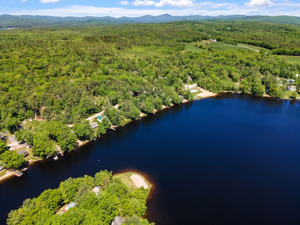 Idyllic Lakeside Getaway 4 Bedroom Home by RedAwning