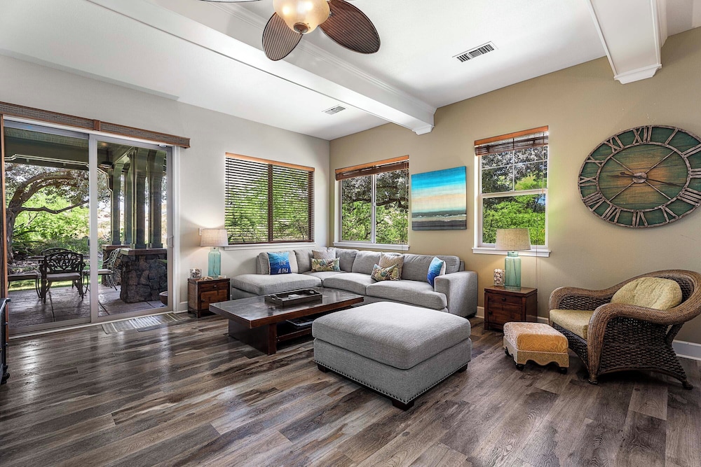 Beautiful Townhome - Great Location & Amenities - Vrkcv
