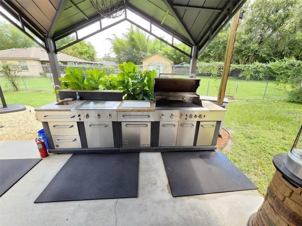 Heated Pool, Jacuzzi & Sauna! Tampa, FL