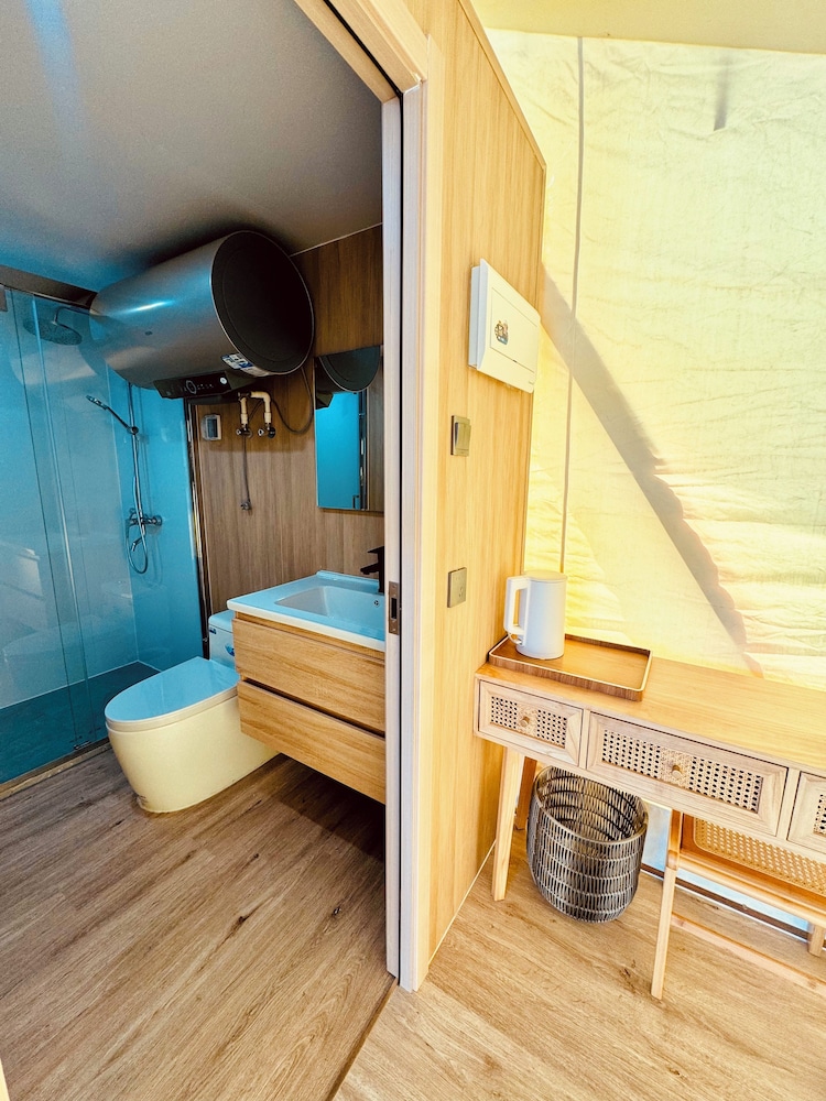 QING Luxury Campground Hotel