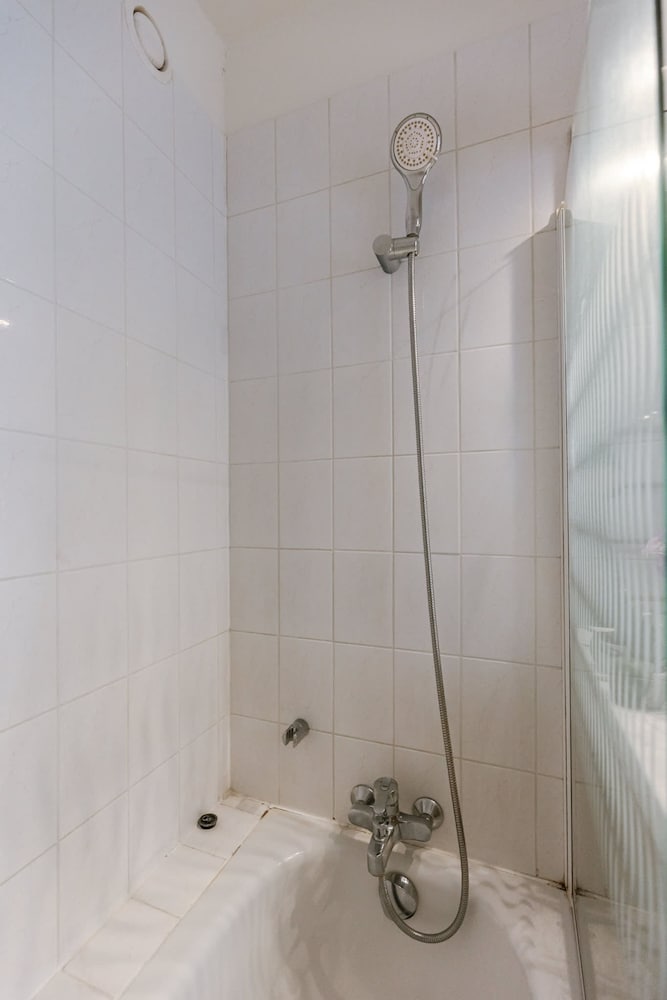 Huswell - Bright Stylish Apartment With Balcony