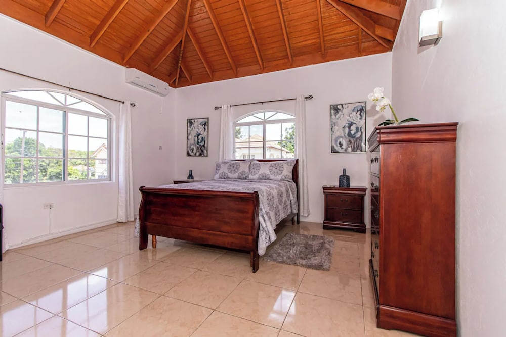 Runaway Bay Gem Villa view 3