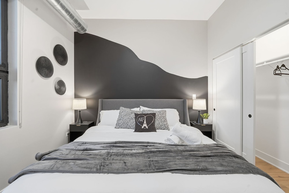 Chic 2BR Apartment in Edgewater Modern Comfort