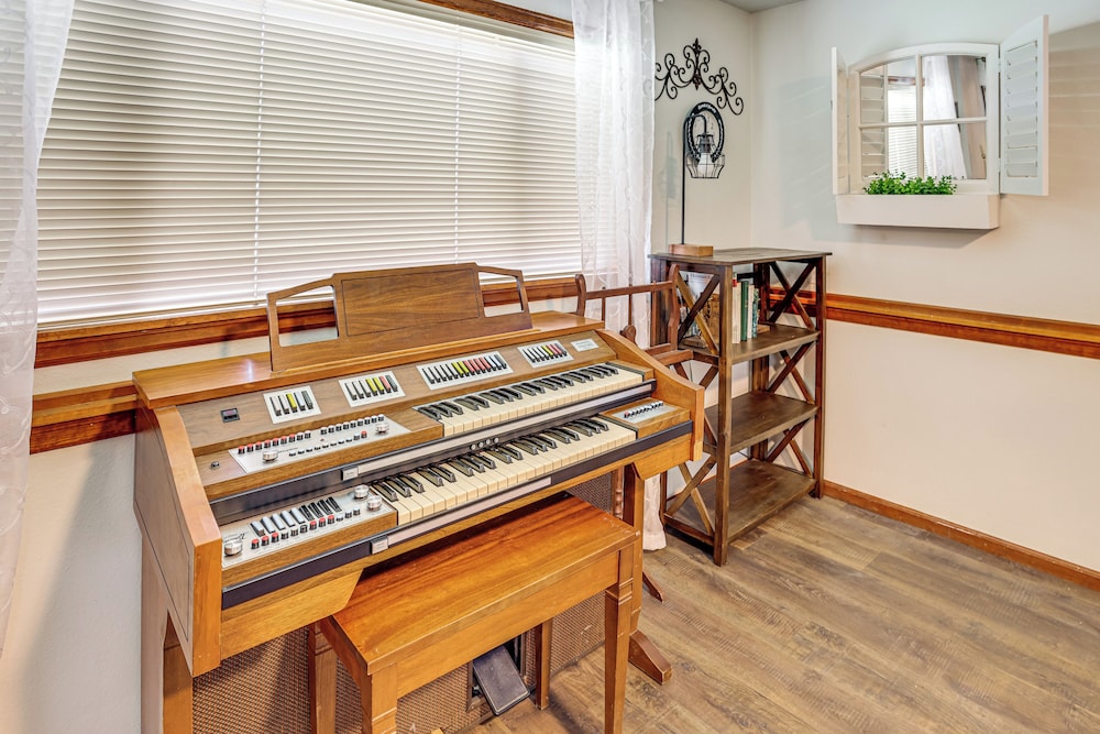 Spacious Rock Springs Stay Near Shops & Dining!