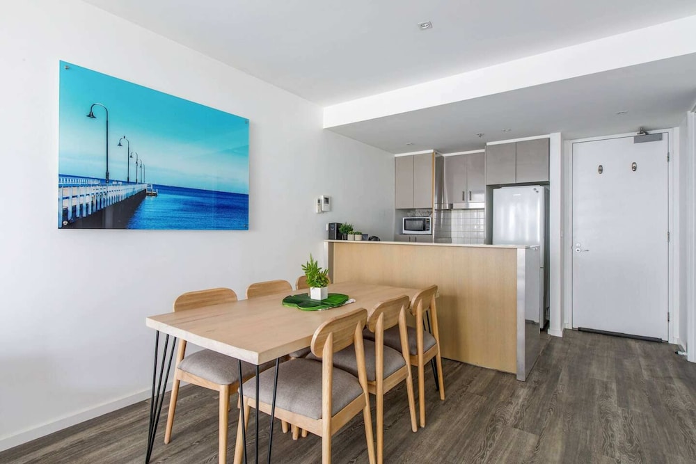 Beautiful 2BR APT With Balcony, Pool and Gym