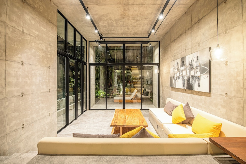 Modern 4BR Canggu Retreat Just 8mins to the Beach