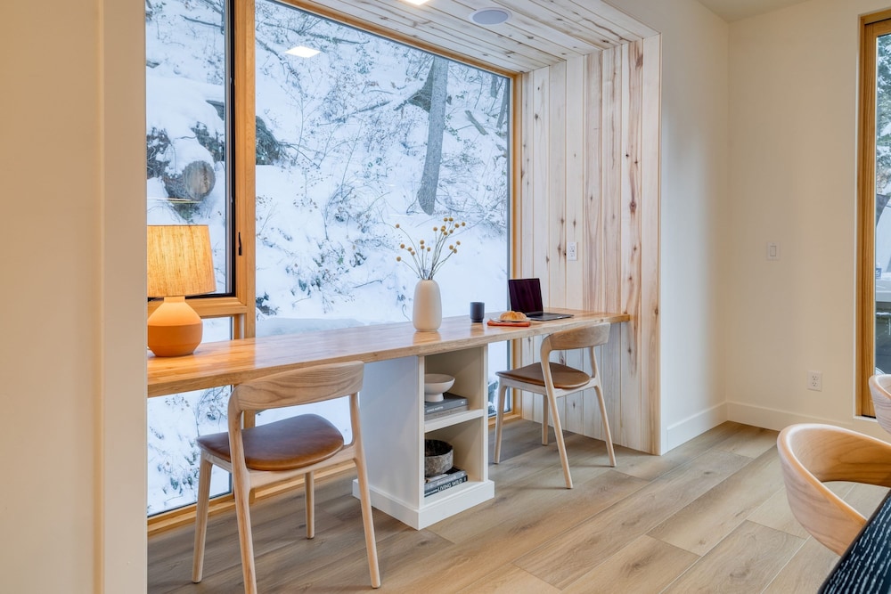 Parkview Mountain House Luxury Ski Home w Hot Tub Near Trails Downtown