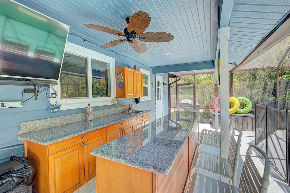 Spacious 4 3 Retreat- Heated Pool-playroom