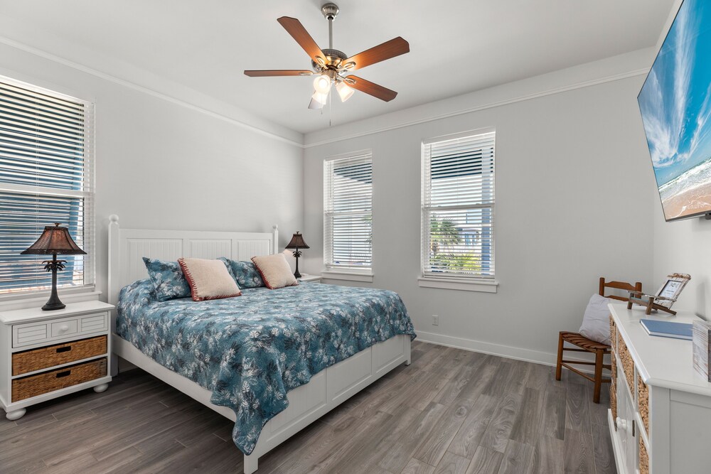 Sea Pointer Inn - Private Beach House With Pool 3 Bedroom Home by RedAwning view 4
