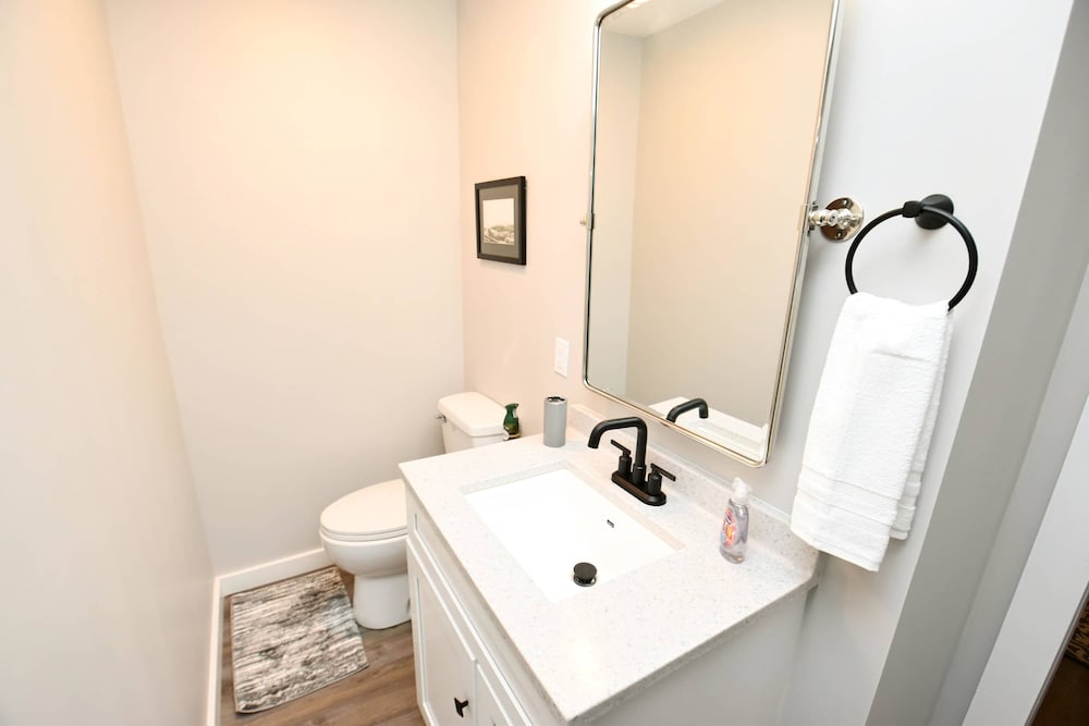 Modern 5 Bedroom Home Sleeps up to 12 15 min Walk to ND 2329
