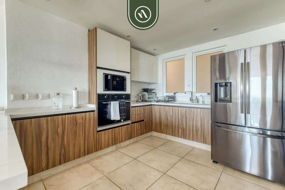 Amazing 3 BR Penthouse With Beachclub