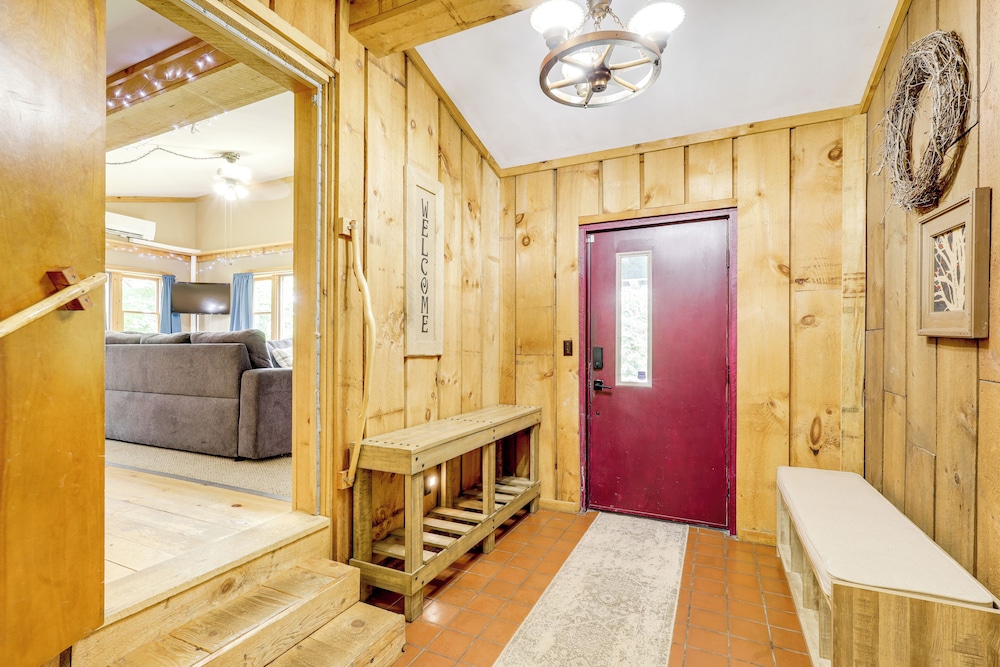 7 Mi to Glens Falls: Peaceful Retreat w/ Game Room