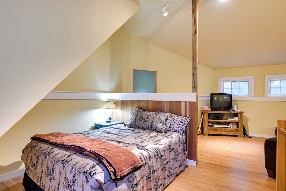 Ski, Fish & Explore: Packwood Home w/ Sauna!