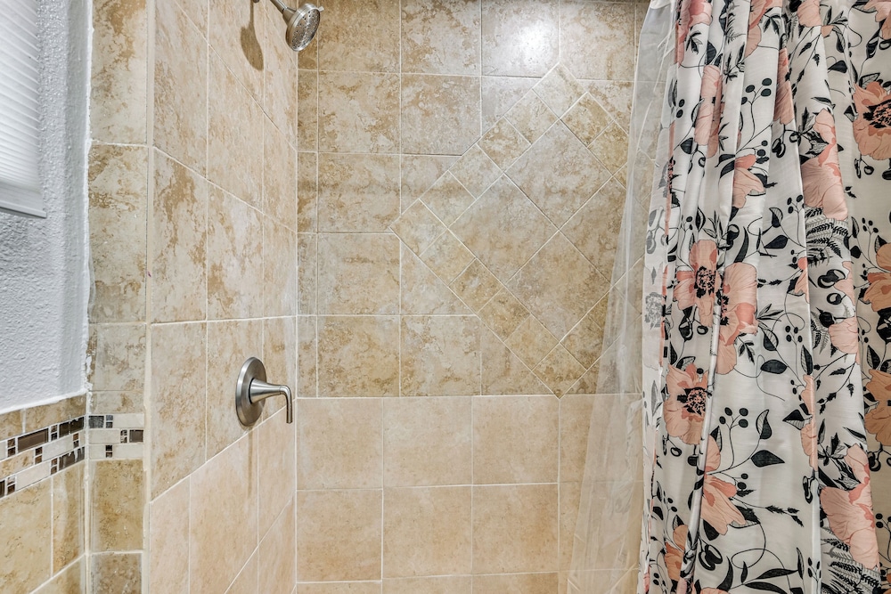 7 Mi to Busch Gardens: Lutz Home w/ Patio!