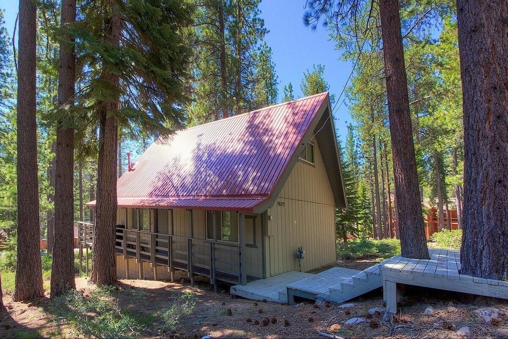 Cozy Cabin 4 Bedroom Home by RedAwning view 4
