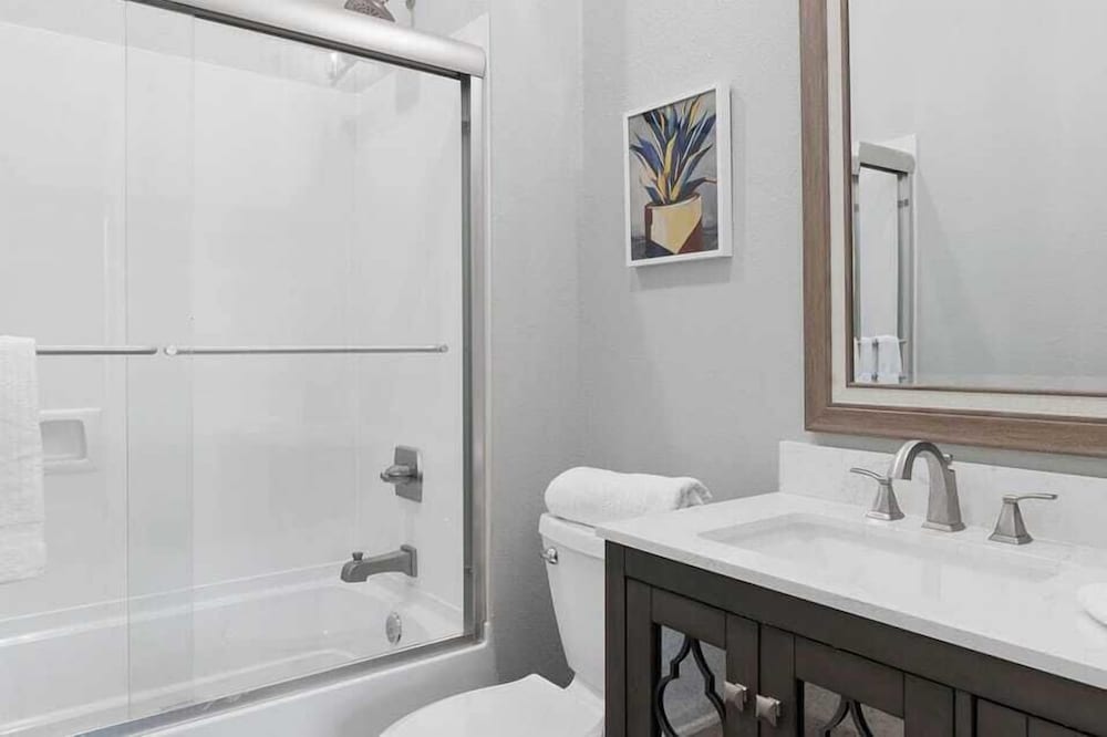 Sleeps 18! 7bdr, Backyard Pool, Walk to Beach Miramar Beach Jewel by Avantstay