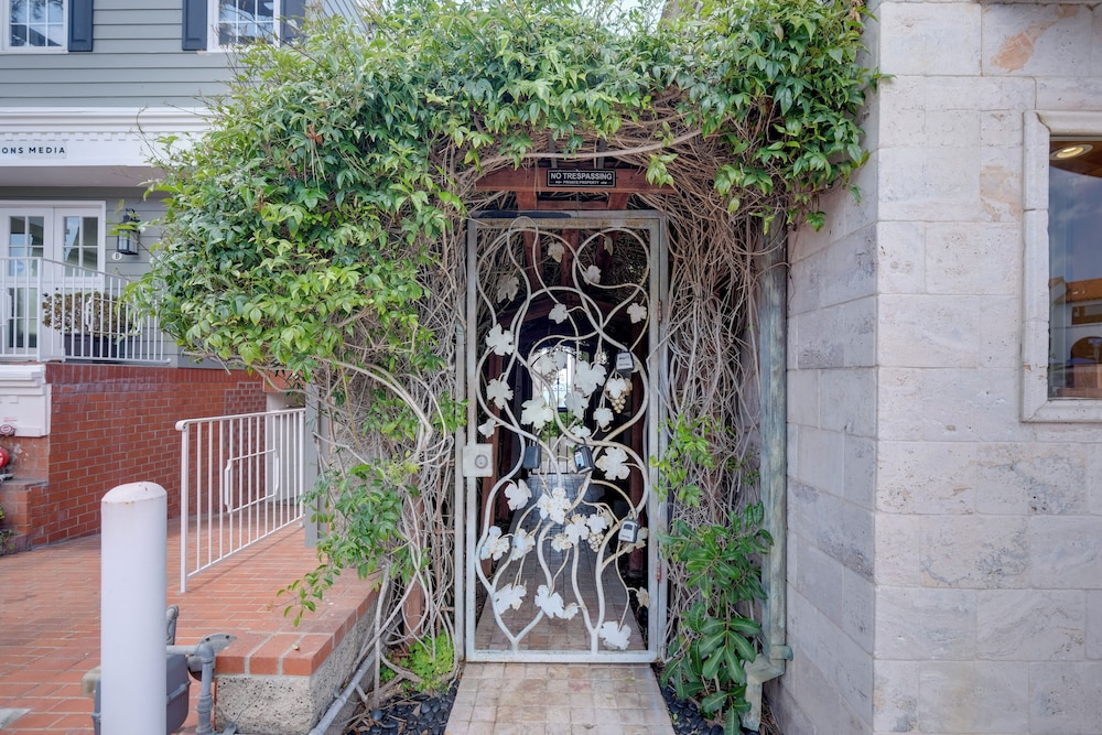Walk to La Jolla Cove: Dtwn Cottage w/ Ocean View!