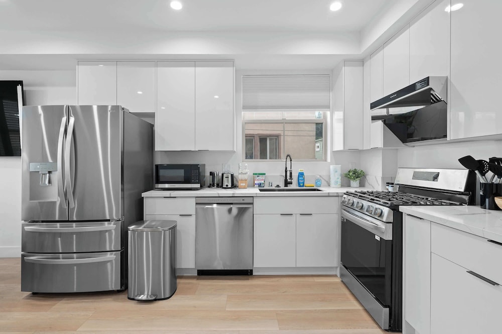 Not Affected by the Fire/modern 5BR Home With Full Amenities & Parking #2