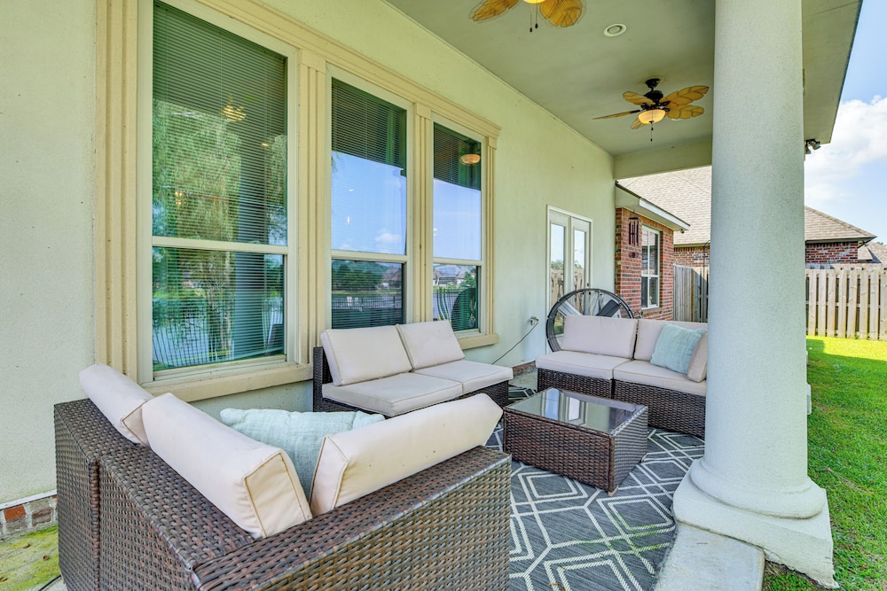 Fenced-in Yard & Pond Views: Home 18 Mi to Lsu!