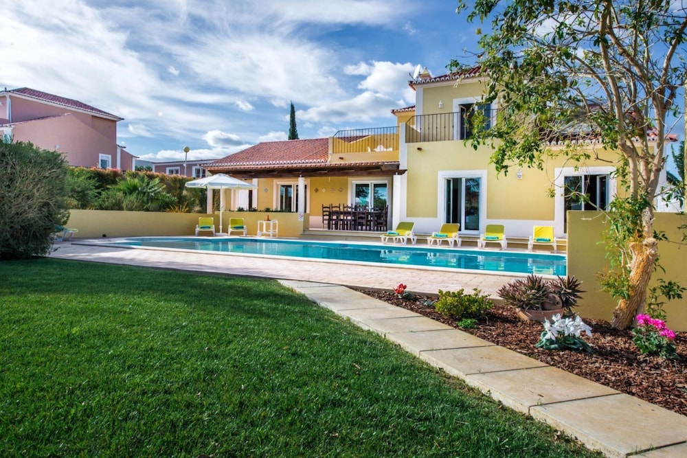 Amapola in Quelfes With 4 Bedrooms and 4 Bathrooms