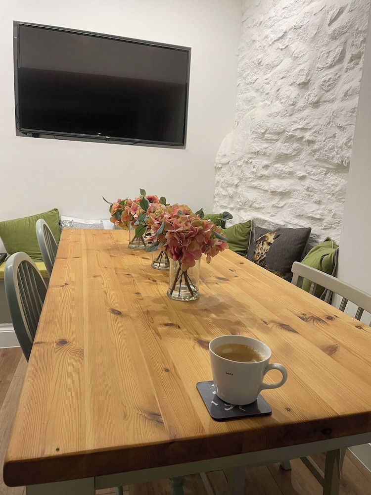 Cottage on High Street, own Parking and EV Charger