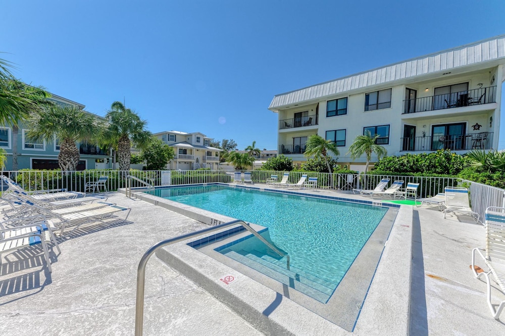 Anna Maria Island Beach Sands 202-private Beach Access-heated Pool