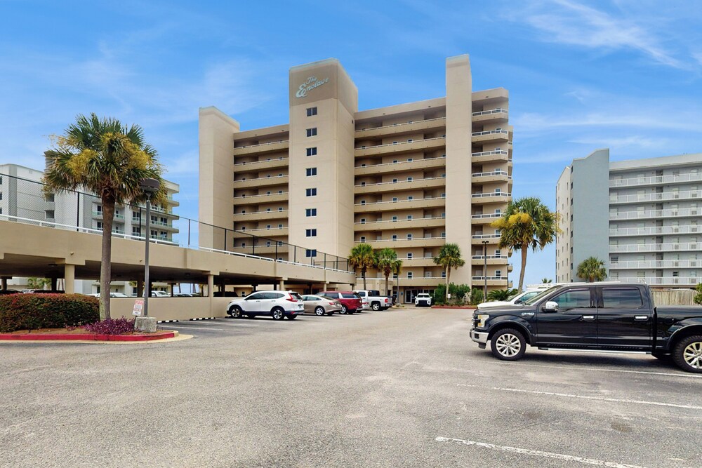 4BR Condo w/ Gulf Views & Amenities