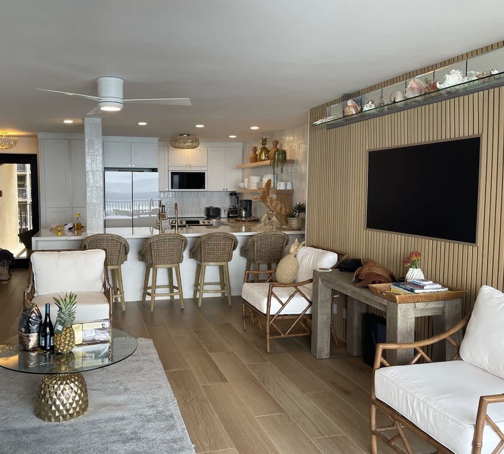 Luxurious Oceanfront 20-foot Panoramic Ocean View