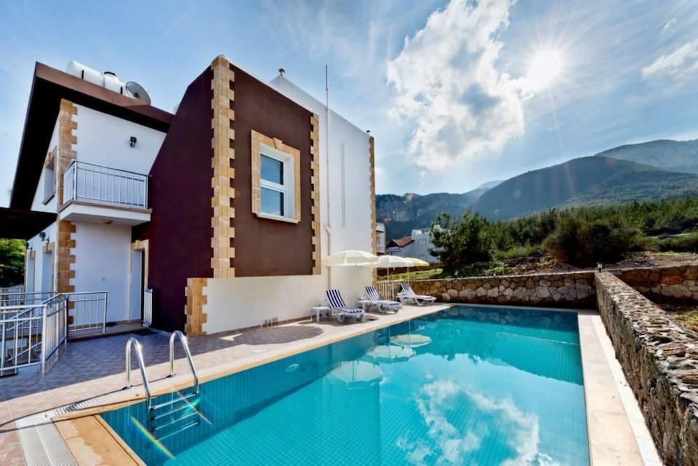 House With Shared Pool and Terrace 9 min to Beach