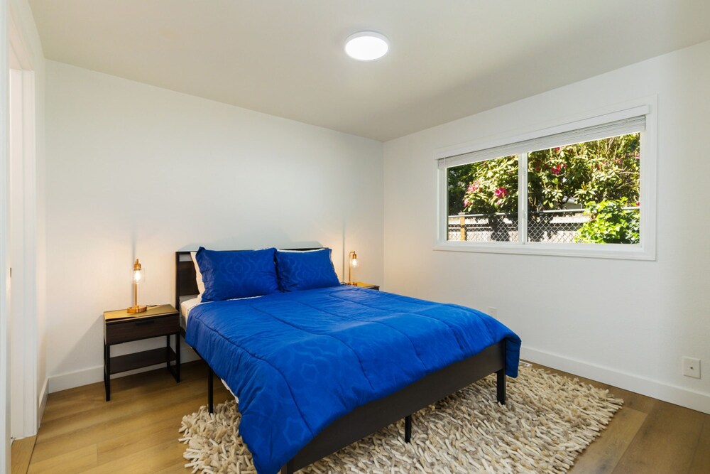 Comfy Stay in Bellevue w Parking Included