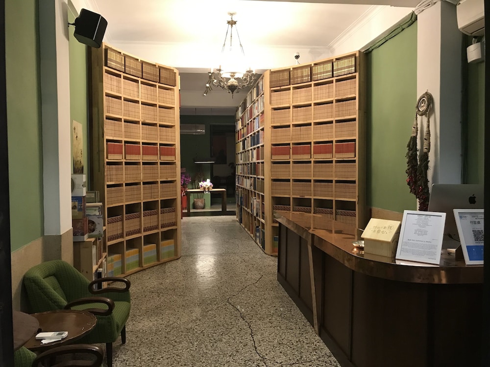 CaoJi Book inn Hostel