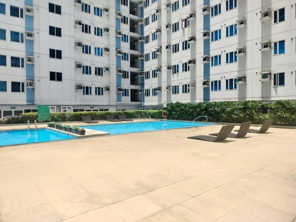 Cozy Studio Unit in Quezon City With Private Pool and City Views