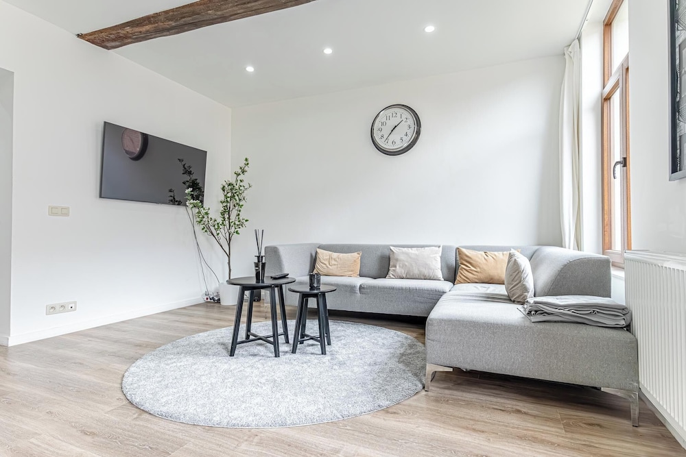 Modern 3BR Apt for 6 with Patio Ghent
