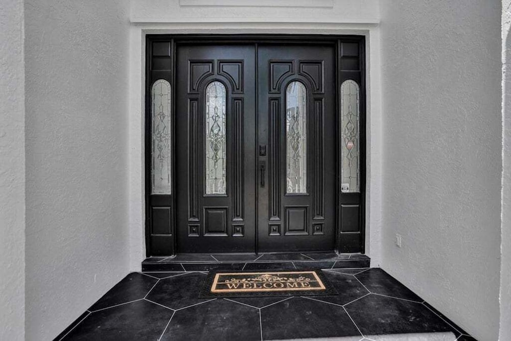 6br Elegant Hollywood Lakes Mansion W/ Pool & Spa 6 Bedroom Home