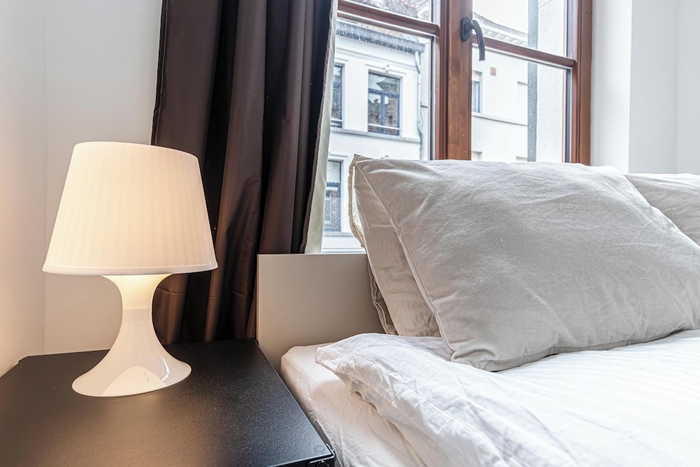 Modern 3BR Apt for 6 with Patio Ghent