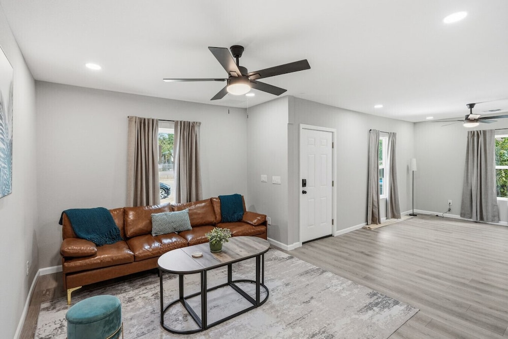 Spacious 4BR Gem Family-friendly Near Downtown