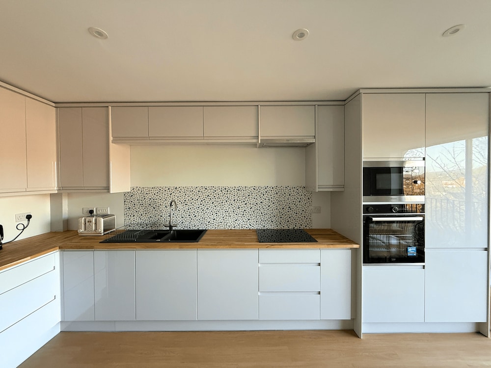 Stunning Townhouse: Your Spacious Retreat for 8