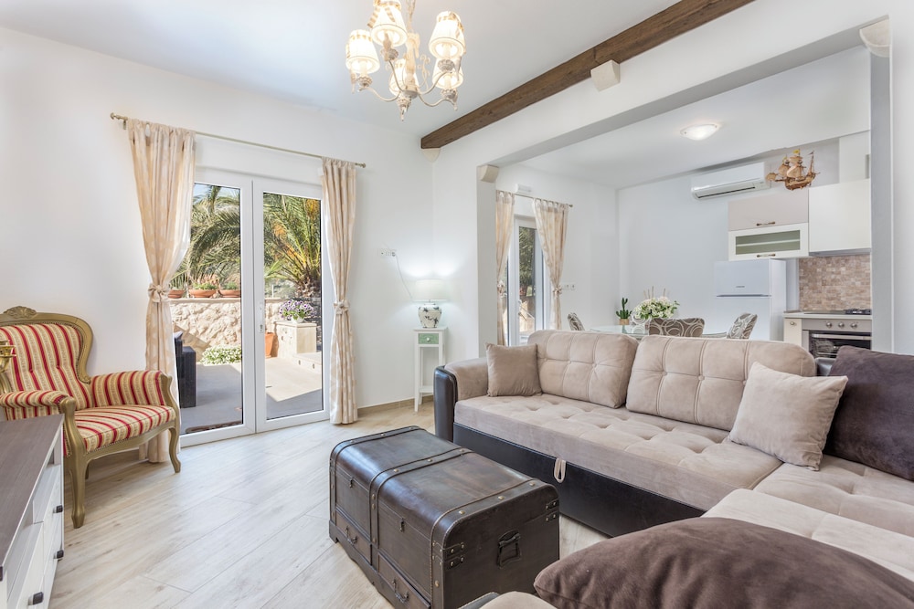 Capitis in the Centre Two units-Private Pool Villa & Balcony Apartment With Amazing View No Pool