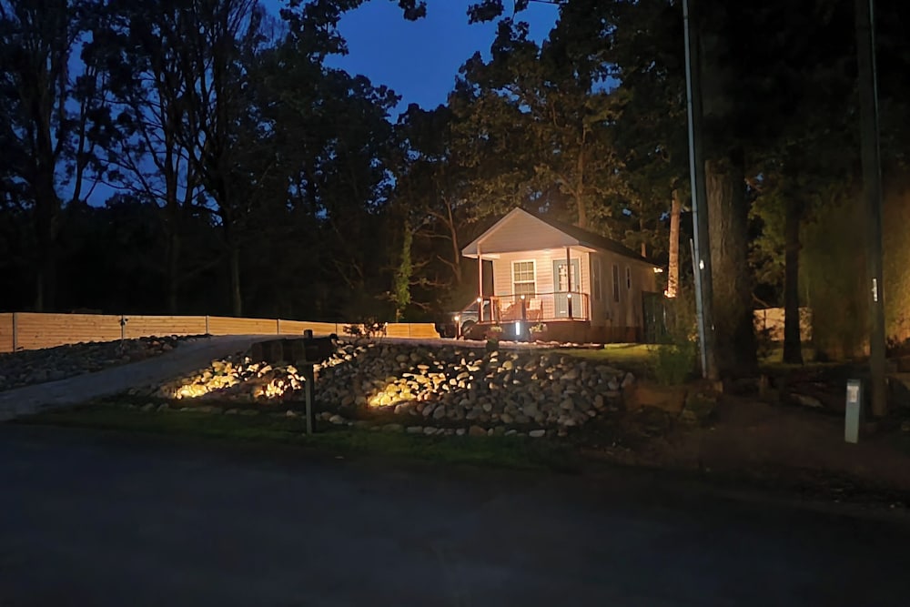 Walk to Beach: Lake Hartwell Cabin w/ Large Yard!