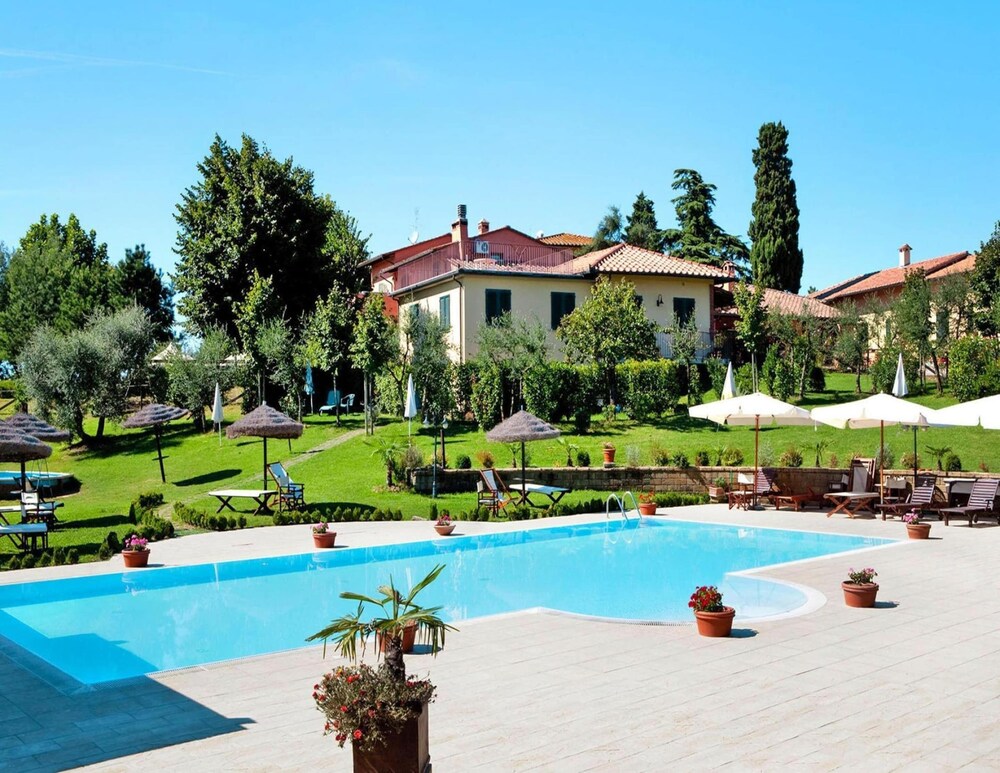 Apartment in Vinci With Pool & Wellness