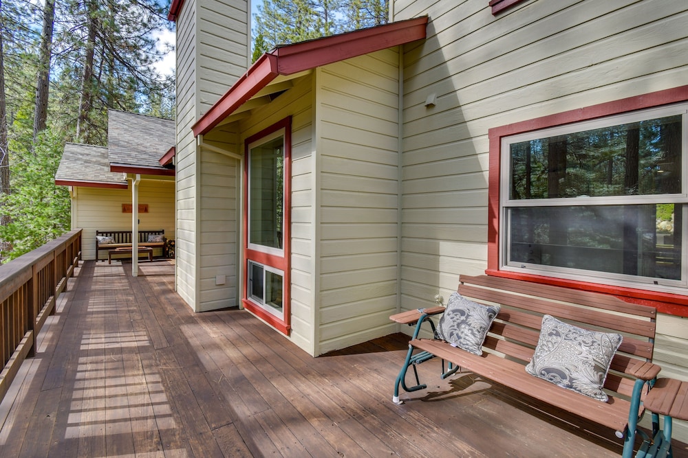 Hot Tub + Pool Table: Cabin Near Calaveras Park!