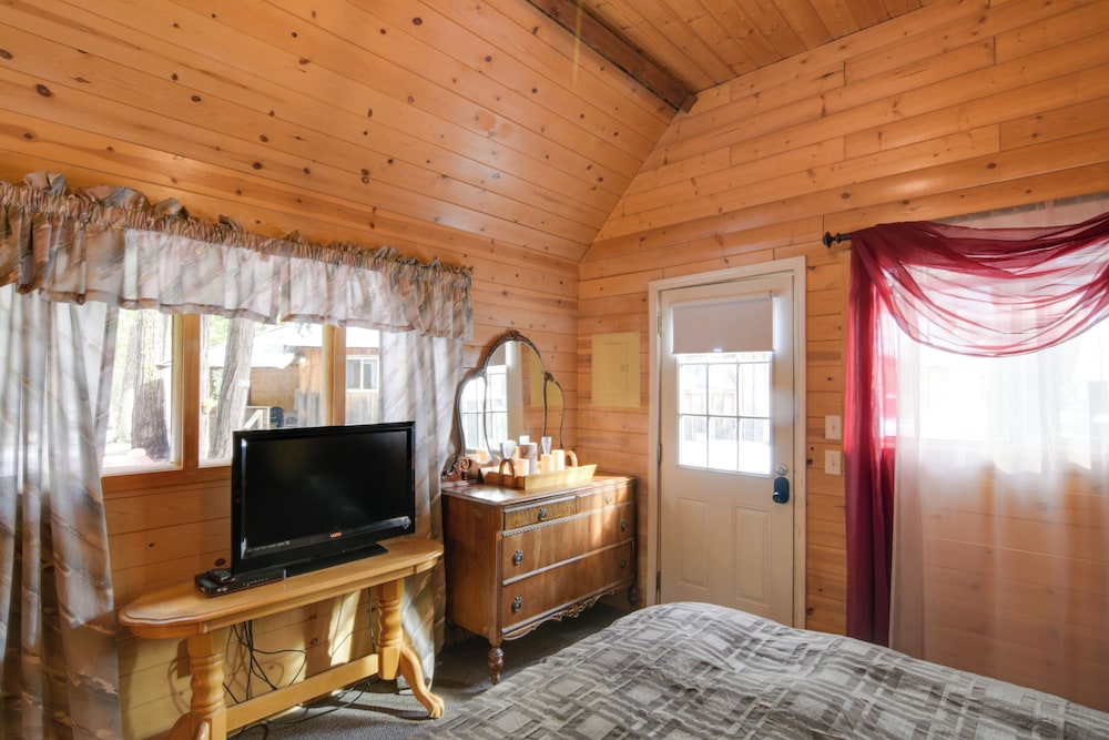 Walk to Trails & Butte Creek: Cozy Retreat w/ Deck