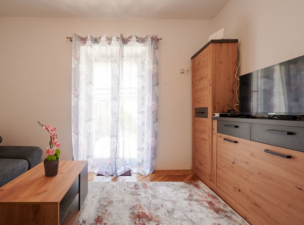 Cozy Downtown Trogir Apartment With Balcony