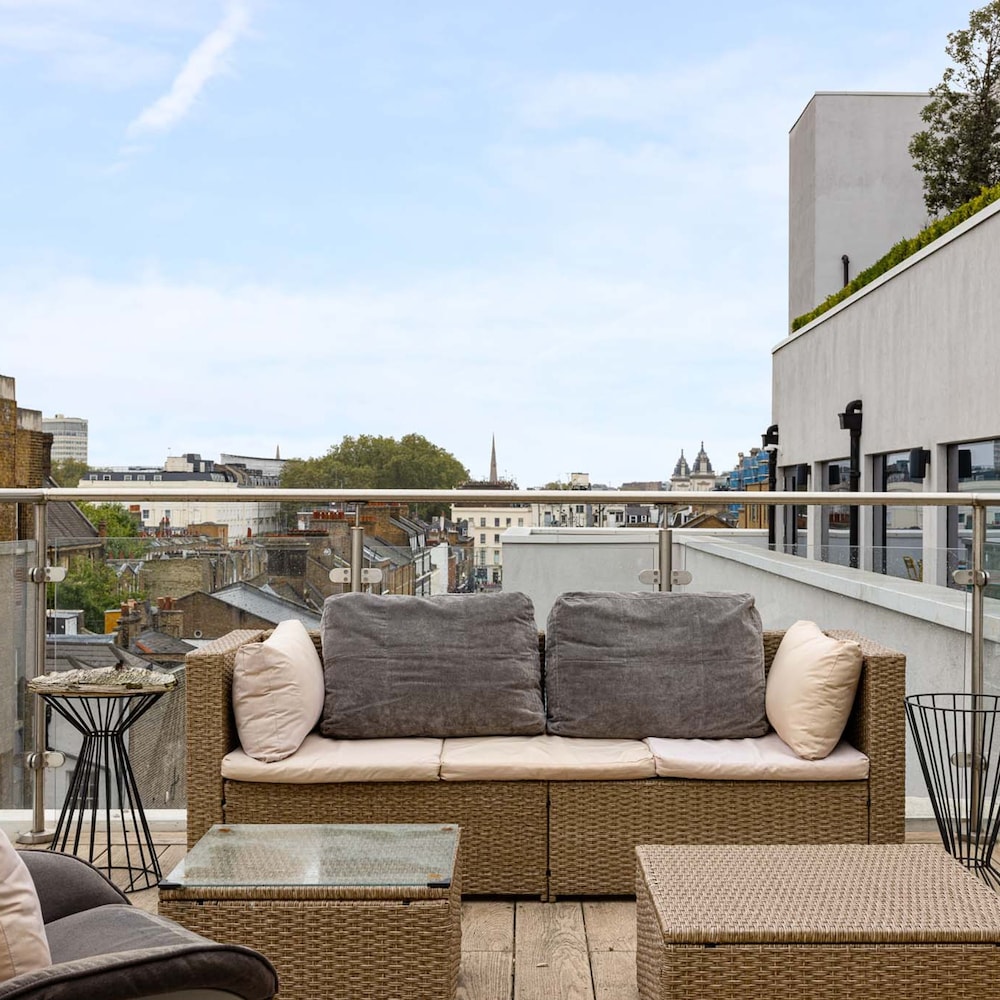 Penthouse With Views Across London
